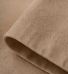 Bermuda Chino Flex na cor bege, detalhe do tecido