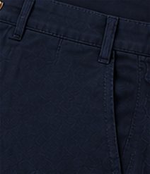 Bermuda Chino Flex na cor marinho, detalhe do bolso