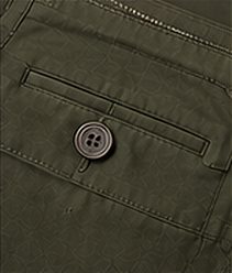 Bermuda Chino Flex na cor verde oliva, detalhe do bolso