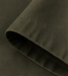 Bermuda Chino Flex na cor verde oliva, detalhe do tecido