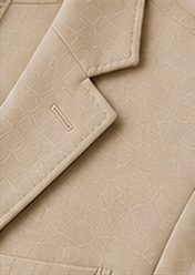 Blazer Desestruturado na cor bege, detalhe da gola