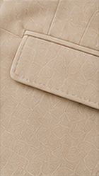 Blazer Desestruturado na cor bege, detalhe do bolso
