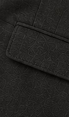 Blazer Desestruturado na cor chumbo, detalhe do bolso