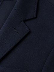 Blazer Desestruturado na cor marinho, detalhe da gola