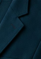 Blazer Signature na cor azul petróleo, detalhe da gola
