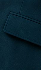 Blazer Signature na cor azul petróleo, detalhe do bolso