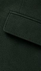 Blazer Signature na cor verde floresta, detalhe do bolso