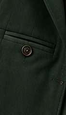 Blazer Signature na cor verde floresta, detalhe do bolso