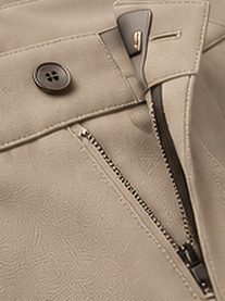 Calça Alfaiataria Flex na cor bege, detalhe: outro