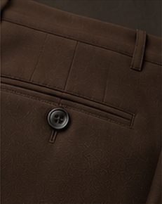 Calça Alfaiataria Flex na cor café, detalhe do bolso