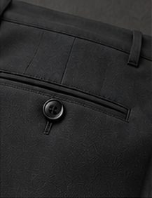 Calça Alfaiataria Flex na cor chumbo, detalhe do bolso