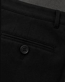 Calça Alfaiataria Flex na cor preto, detalhe do bolso