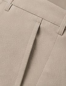 Calça Alfaiataria Signature na cor areia, detalhe do bolso