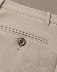 Calça Alfaiataria Signature na cor areia, detalhe do bolso