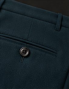 Calça Alfaiataria Signature na cor azul petróleo, detalhe do bolso