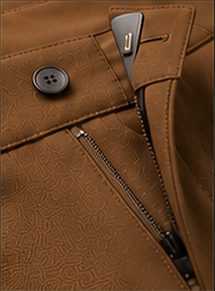 Calça Alfaiataria Signature na cor caramelo, detalhe: outro