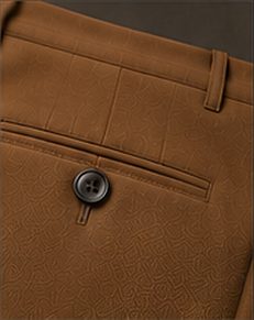 Calça Alfaiataria Signature na cor caramelo, detalhe do bolso