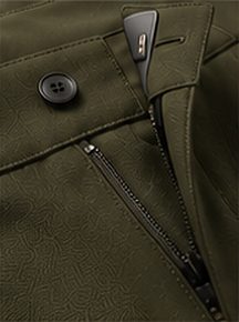 Calça Alfaiataria Signature na cor verde oliva, detalhe: outro