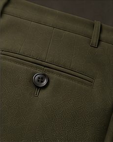 Calça Alfaiataria Signature na cor verde oliva, detalhe do bolso