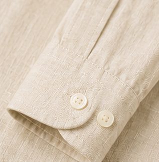 Camisa Linho Resort na cor areia, detalhe do punho