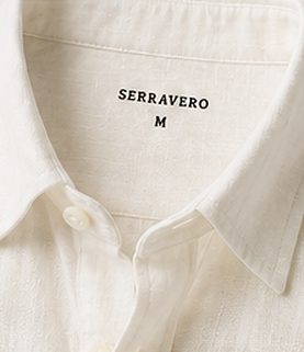 Camisa Linho Resort na cor off-white, detalhe da gola