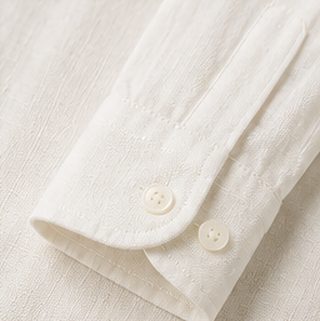 Camisa Linho Resort na cor off-white, detalhe do punho