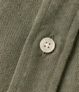 Camisa Linho Resort na cor verde oliva, detalhe do botão