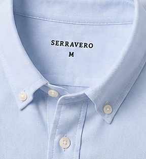 Camisa Oxford Essencial na cor azul claro, detalhe da gola