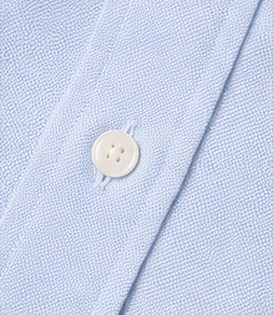 Camisa Oxford Essencial na cor azul claro, detalhe do botão
