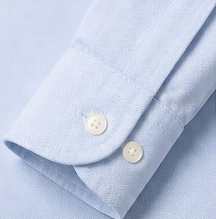 Camisa Oxford Essencial na cor azul claro, detalhe do punho