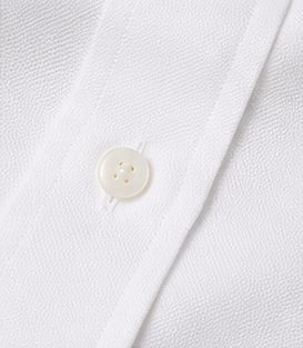 Camisa Oxford Essencial na cor branco, detalhe do botão