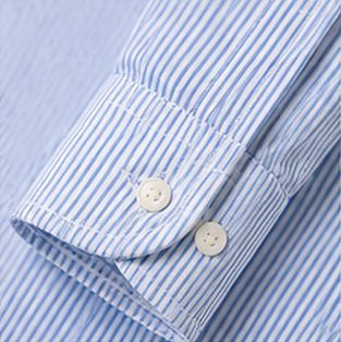 Camisa Oxford Essencial na cor listrado azul, detalhe do punho