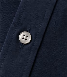 Camisa Social Easy Care na cor marinho, detalhe do botão