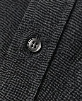 Camisa Textura Signature na cor chumbo, detalhe do botão