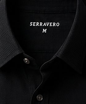 Camisa Textura Signature na cor preto, detalhe da gola