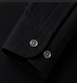 Camisa Textura Signature na cor preto, detalhe do punho