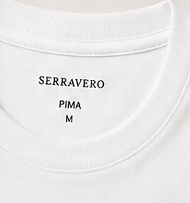 Camiseta Pima Essencial na cor branco óptico, detalhe da gola