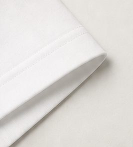 Camiseta Pima Essencial na cor branco óptico, detalhe: outro