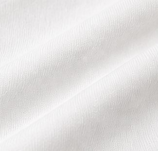Camiseta Pima Essencial na cor branco óptico, detalhe do tecido
