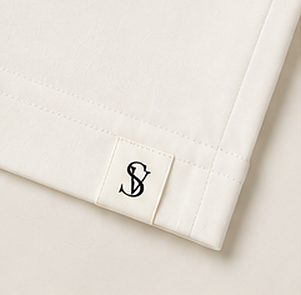 Camiseta Pima Essencial na cor off-white, detalhe: outro