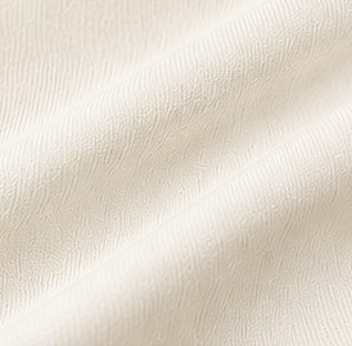 Camiseta Pima Essencial na cor off-white, detalhe do tecido