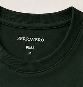 Camiseta Pima Essencial na cor verde floresta, detalhe da gola