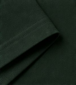 Camiseta Pima Essencial na cor verde floresta, detalhe: outro