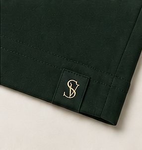Camiseta Pima Essencial na cor verde floresta, detalhe: outro