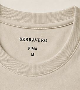 Camiseta Pima Signature na cor areia, detalhe da gola