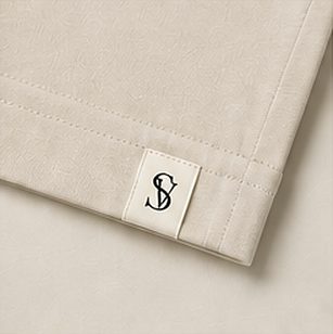Camiseta Pima Signature na cor areia, detalhe: outro