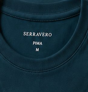 Camiseta Pima Signature na cor azul petróleo, detalhe da gola