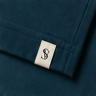 Camiseta Pima Signature na cor azul petróleo, detalhe: outro