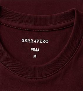 Camiseta Pima Signature na cor bordô, detalhe da gola