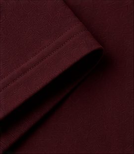 Camiseta Pima Signature na cor bordô, detalhe: outro